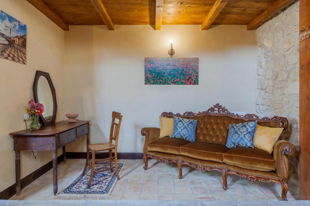 Masseria Fortificata Lo Zafferaneto Buccheri Exteriör bild