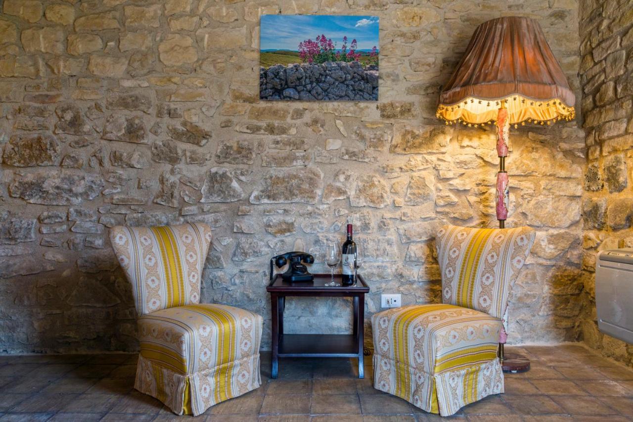 Masseria Fortificata Lo Zafferaneto Buccheri Exteriör bild