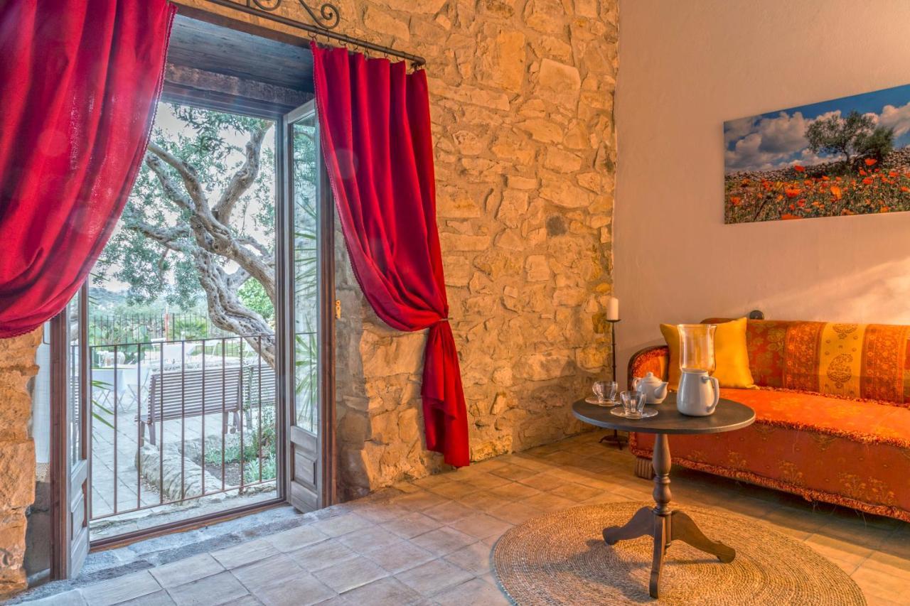Masseria Fortificata Lo Zafferaneto Buccheri Exteriör bild