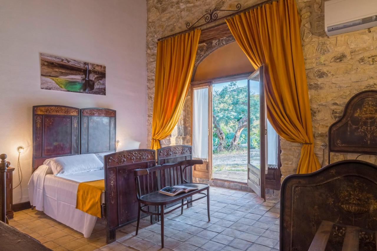 Masseria Fortificata Lo Zafferaneto Buccheri Exteriör bild