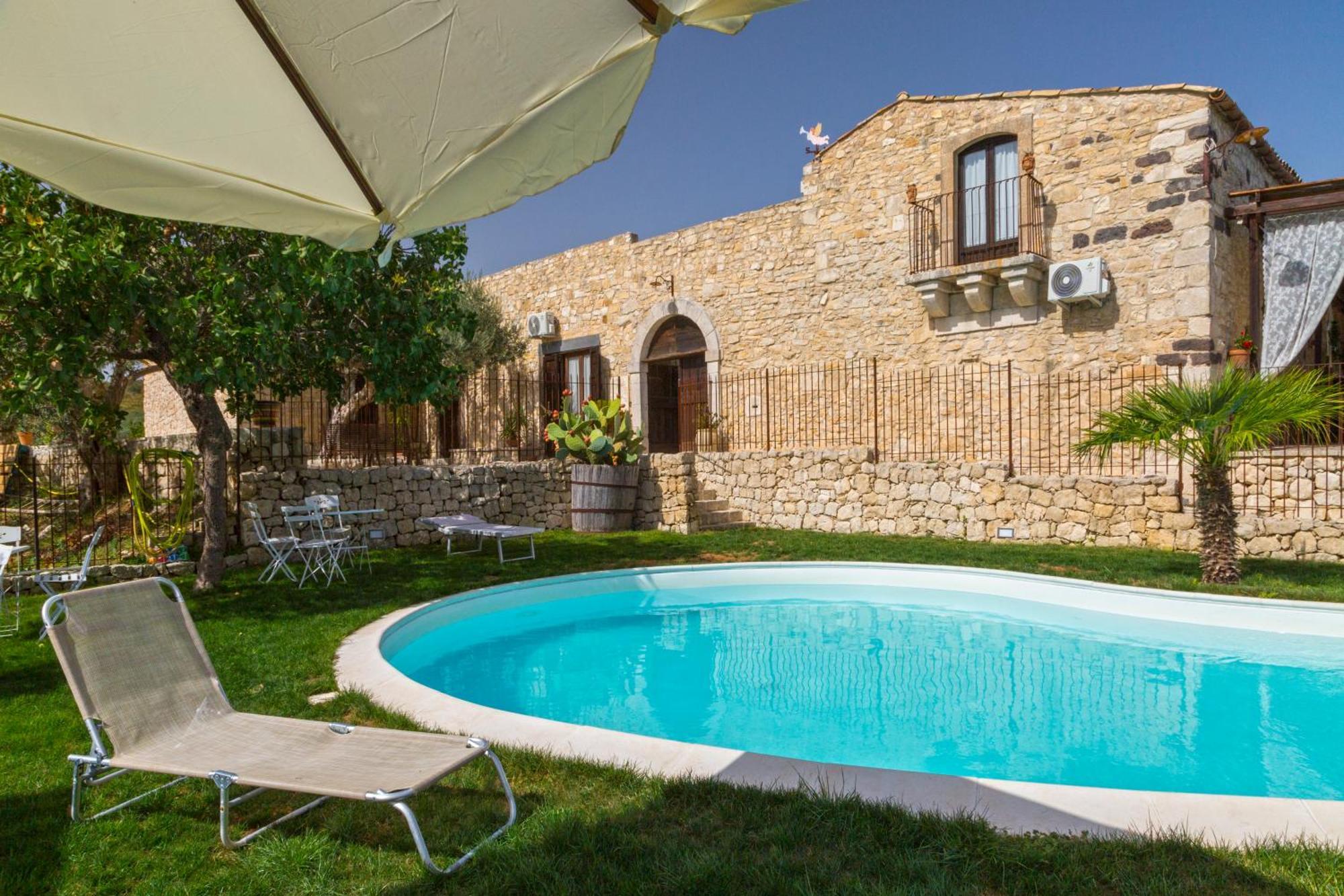 Masseria Fortificata Lo Zafferaneto Buccheri Exteriör bild